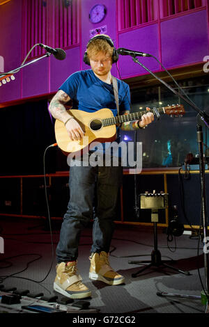 Ed Sheeran tritt während einer Live-Session für Zane Lowe im BBC Radio 1 in den BBC Studios im Westen Londons auf. Stockfoto