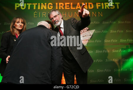 Sinn Fein-Chef Gerry Adams mit Sinn Fein-Kandidatin Martina Anderson (links) bei einer Wahlveranstaltung im The Alexander Hotel, Dublin. Stockfoto