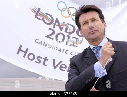 Der Vorsitzende der Bewerbung von London 2012 und Olympiasieger Sebastian Coe enthüllt das neue Straßenkleidering, das die Unterstützung für die Bewerbung des Landes um die Olympischen Spiele und die Paralympischen Spiele nach Großbritannien ankurbeln soll. Bunte Flaggen mit dem olympischen Logo und der Aufschrift "Back the Bid" wurden im Londoner Excel Center enthüllt, einem der vorgeschlagenen Superorte für die Spiele. Stockfoto