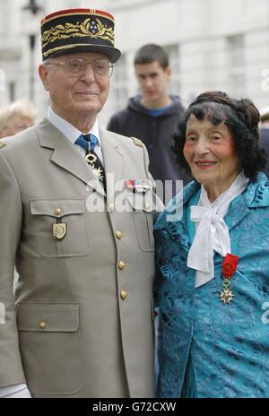 Die 99-jährige Andree Peele steht mit ihrem Bruder, dem französischen General Maurice Virot, im Ruhestand, nachdem sie von ihm die Legion d'Honneur - Frankreichs höchste Auszeichnung - neben der Statue von General de Gaulle in Carlton Gardens, London erhalten hatte. Andree Peel erhielt den Preis für ihre Arbeit mit dem französischen Widerstand, wo sie dutzende RAF- und amerikanische Bomberpiloten unterstützte, die während des Zweiten Weltkriegs über Frankreich abstürzte. Frau Peel, die in Long Ashton in der Nähe von Bristol lebt, hat bereits eine Reihe von Auszeichnungen für ihre Rolle in dem Krieg erhalten, darunter die King's Commendation for Brave Conduct Stockfoto