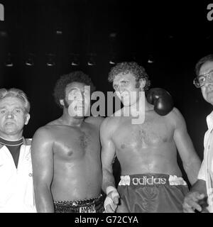 Das amerikanische Schwergewicht Jimmy Ellis (l) und der britische Joe Bugner nach dem Kampf im Empire Pool, Wembley, London, den Bugner nach zehn Runden mit Punkten gewann. Stockfoto