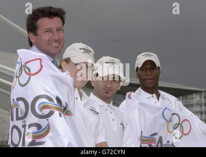 Der 2012-fache Vorsitzende und Olympiasieger Sebastian Coe (links) wird von den britischen Athleten Sally Conway (Judo) begleitet (links-rechts), Kamran Panjavi (Gewichtheben) und Tony Cesay (Boxen) bei der Vorstellung des neuen Straßenkleides, das die Unterstützung für die Bewerbung des Landes, die Olympischen Spiele und die Paralympischen Spiele nach Großbritannien zu bringen, unterstützen soll. Bunte Flaggen mit dem olympischen Logo und der Aufschrift „Back the Bid“ wurden im Excel Center in London enthüllt, einem der geplanten Super-Locations für die Spiele. Stockfoto