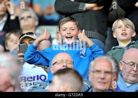 Soccer - Sky Bet League One - Sheffield United / Coventry City - Bramall Lane. Ein junger Coventry City-Fan zeigt sich in den Tribünen begeistert Stockfoto