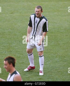England-Stürmer Wayne Rooney während eines Trainings auf dem Esdadio da Luz-Spielfeld, Portugal, vor dem morgigen EM 2004-Spiel gegen Kroatien. Stockfoto