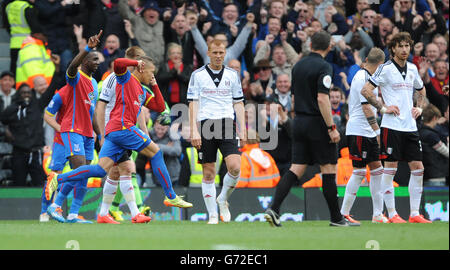 Fußball - Barclays Premier League - Fulham gegen Crystal Palace - Craven Cottage. Dwight Gayle von Crystal Palace feiert sein zweites Tor Stockfoto