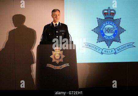 Humberside-Chef-Vollzugsbeamter David Westwood gab nach der Veröffentlichung der Bichard-Untersuchung, wie der Kindermörder Ian Huntley durch das Geheimdienstnetz der Polizei glitt, vor den Medien im Polizeihauptquartier in Hull eine Erklärung ab. Er sagte, er sei sich bewusst, dass der Innenminister angekündigt habe, dass er die Polizeibehörde auffordere, ihn auszusetzen, aber dass sie dies nicht getan hätten. Stockfoto