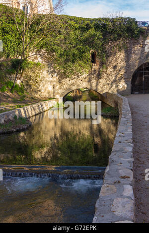 Ruhigen Fluss fließt durch einen Park in Cuenca, Spanien Stockfoto