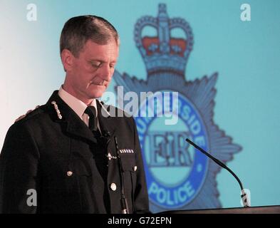 Humberside-Chef-Vollzugsbeamter David Westwood gab nach der Veröffentlichung der Bichard-Untersuchung, wie der Kindermörder Ian Huntley durch das Geheimdienstnetz der Polizei glitt, vor den Medien im Polizeihauptquartier in Hull eine Erklärung ab. Er sagte, er sei sich bewusst, dass der Innenminister angekündigt habe, dass er die Polizeibehörde auffordere, ihn auszusetzen, aber dass sie dies nicht getan hätten. Stockfoto