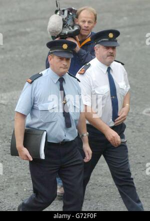 Senior Gardai aus Ennis, Co Clare, Superintendent John Kerin (R) und Inspektor Moynihan, die im Killeshin Hotel in Portlaoise, Co Laoise, ankamen, wo sie sich mit Mitgliedern der Stop Bush Kampagne trafen, um vor geplanten Demonstrationen gegen den US-Präsidenten, George W. Bushs Besuch im Dromoland Castle, Beschränkungen zu besprechen, Co Clare. Stockfoto