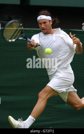 Carlos Moya aus Spanien im Einsatz gegen Olivier Patience aus Frankreich bei den Lawn Tennis Championships in Wimbledon, London. Moya gewann nach einem fünf-Satz-Spiel, das an zwei Tagen 6:4/3:6/7:5/6:7/6:1 gespielt wurde. KEIN HANDY. Stockfoto