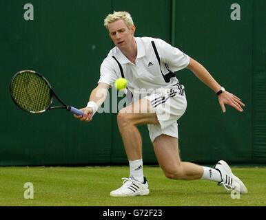 Der Großbritanniens Jonathan Marray im Einsatz gegen Karol Beck aus der Slowakischen Republik bei den Lawn Tennis Championships in Wimbledon, London. KEIN HANDY. Stockfoto