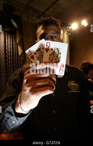 Konkurrent RAM Vaswari, beim Start der ersten Gaming Club World Poker Championships, die morgen im Merrion Club Casino in Dublin beginnt. Die Gaming Club World Poker Championships haben eine Eintrittsgebühr von EUR 6000 und werden voraussichtlich das größte Pot Limit Hold'em aller Zeiten mit einem ersten Preis von EUR 250,000 und einem Gesamtpreisfonds für den Wettbewerb von über EUR 730,000 haben. Der Gaming Club, ein Online-Casino und ein Pokerraum, sponsern die Veranstaltung. Richard De Waal, Poker-Chef von Belle Rock, sagt, dass das Turnier nach Irland zu bringen dem Poker dabei helfen wird, ein größeres Publikum noch zu erreichen Stockfoto