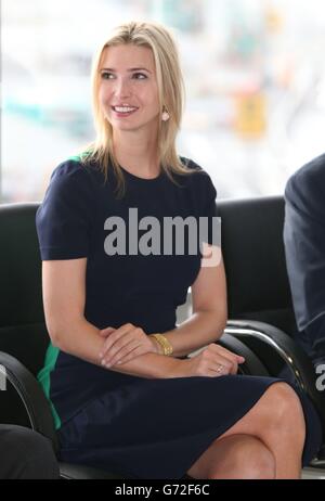 IVANKA, DIE TOCHTER DES US-Tycoons Donald Trump, sieht zu, wie ihr Vater nach ihrer Ankunft am Flughafen Shannon in Irland spricht, um den Doonbeg-Kurs zu besuchen, nachdem er von den ratsvorsitzenden grünes Licht erhalten hat, um das berühmte 14. Grün auf dem Kurs zu unterstützen, Nach einer Vereinbarung zur Durchführung von Arbeiten an einem geschützten Dünensystem neben seinem Luxus-Golf-Resort im Westen Irlands. Stockfoto