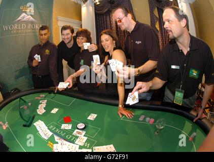 Schauspielerin und Pokerspielerin Mimi Rogers (Mitte rechts) mit Jenny Kaye, Dave Devilfish Uliot, Scott Kremhelner, Phil Helmuth und Ray Vaswani beim Start der ersten Gaming Club World Poker Championships, die morgen im Merrion Club Casino in Dublin beginnt. Die Gaming Club World Poker Championships haben eine Eintrittsgebühr von EUR 6000 und werden voraussichtlich das größte Pot Limit Hold'em aller Zeiten mit einem ersten Preis von EUR 250,000 und einem Gesamtpreisfonds für den Wettbewerb von über EUR 730,000 haben. Der Gaming Club, ein Online-Casino und ein Pokerraum, sponsern die Veranstaltung. Belle Rock’s Head of Poker, Stockfoto