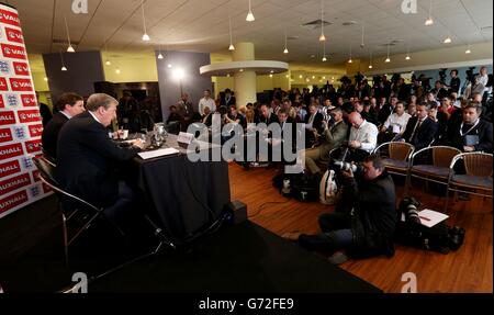 Der englische Manager Roy Hodgson (zweiter links) spricht während der Ankündigung des englischen Kaders im Griffin House, Luton, mit den Medien. Stockfoto