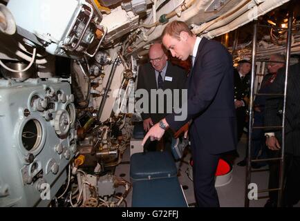 Der Herzog von Cambridge zeigt das Innenleben der U-Boot-HMS-Allianz im Royal Navy U-Boot-Museum in Gosport. Stockfoto