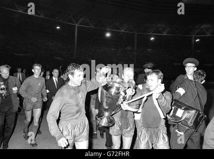 Europacup-Finale 1968. Manchester United Spieler auf einer Ehrenrunde nach dem Sieg gegen Benfica von Portugal im Europameisterschaftsfinale in Wembley. United gewann 4:1. Stockfoto