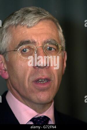 Außenminister Jack Straw spricht in seinem Londoner Büro während einer gemeinsamen Pressekonferenz mit Herrn Nechirvan Barzani, dem Premierminister der Regionalregierung Kurdistans im Irak, zu den Medien. Stockfoto