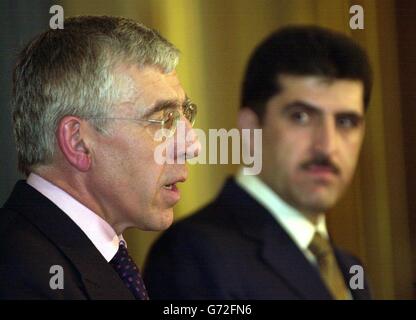 Außenminister Jack Straw (links) spricht bei einer gemeinsamen Pressekonferenz mit Herrn Nechirvan Barzani, dem Premierminister der Regionalregierung Kurdistans im Irak, in seinem Londoner Büro zu den Medien. Stockfoto