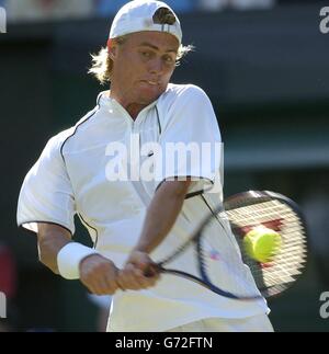 Lleyton Hewitt aus Australien im Einsatz gegen Irakli Labadze aus Georgia bei den Lawn Tennis Championships in Wimbledon, London. KEIN HANDY. Stockfoto