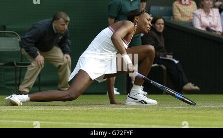 Venus Williams, die ehemalige Meisterin, kämpft bei den Lawn Tennis Championships in Wimbledon, London, gegen Karolina Sprem aus Kroatien. Stockfoto