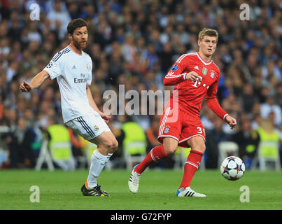 Toni Kroos von Bayern München führt den Ball vom Xabi Alonso von Real Madrid weg (links) Stockfoto