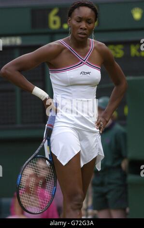 Venus Williams, die ehemalige Meisterin, kämpft bei den Lawn Tennis Championships in Wimbledon, London, gegen Karolina Sprem aus Kroatien. NUR FÜR REDAKTIONELLE ZWECKE, KEINE VERWENDUNG VON MOBILTELEFONEN. Stockfoto