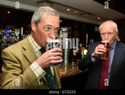 UKIP-Chef Nigel Farage kommt zu Ukip MLA David McNarry für ein Pint im Europa Hotel in Belfast. Stockfoto