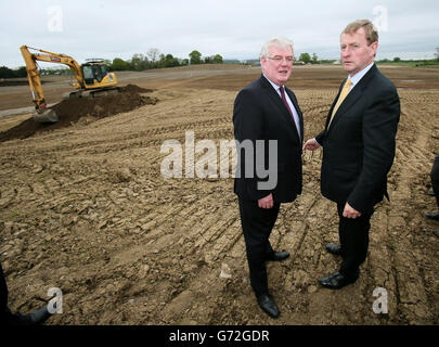 Ein Taoiseach Enda Kenny (rechts) mit Tanaiste Eamon Gilmore beim Start von Construction 2020, einer Strategie für einen erneuerten Baubereich, auf dem National Sports Campus, Abbotstown, Dublin. Stockfoto