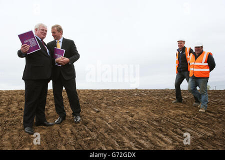 An Taoiseach Enda Kenny (zweite links) und Tanaiste Eamon Gilmore (links) kommen die Bauarbeiter John Heenan, Contracts Manager bei CRL, und Geordie Brown, Project Manager bei der Einführung von Construction 2020, einer Strategie für einen erneuerten Bausektor, auf dem National Sports Campus, Abbotstown, Dublin, hinzu. Stockfoto