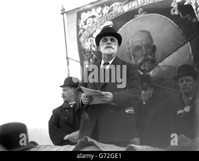 Politik - Labour-Abgeordneter John Burns. Der Labour-Abgeordnete John Burns spricht öffentlich. Stockfoto