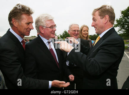 Ein Taoiseach Enda Kenny (rechts) mit Tanaiste Eamon Gilmore und Fine Gael Lokalwahlkandidat Eamonn Coghlan (links) beim Start von Construction 2020, einer Strategie für einen erneuerten Bausektor, auf dem National Sports Campus, Abbotstown, Dublin. Stockfoto