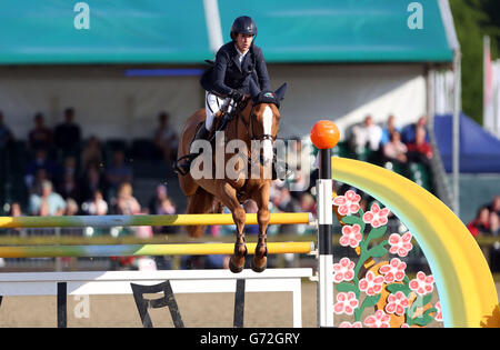 Die US-Amerikanerin Laura Kraut Riding Constable tritt am ersten Tag der Royal Windsor Horse Show im Windsor Castle, London, im Handicap-Wettbewerb der Land Rover Klassen B und C an. Stockfoto