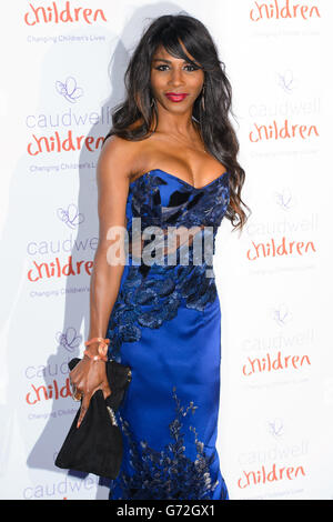 Sinitta Ankunft am Caudwall Children Butterfly Ball, im Grosvenor House Hotel, im Zentrum von London. Stockfoto