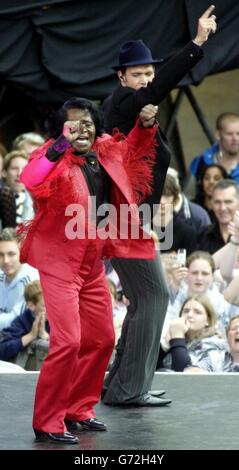 Soul-Legende James Brown (links) tritt mit will Young live auf der Bühne beim Olympic Fackel Concert in der Mall im Zentrum von London auf.ein kostenloses Konzert, das von Visit London und der Greater London Authority organisiert wird, um die Ankunft der olympischen Fackel in London zu feiern Stockfoto