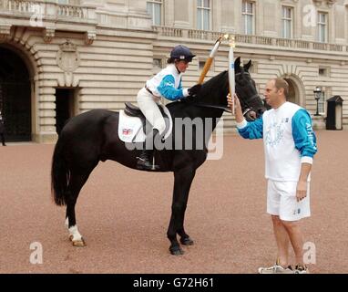 Pippa Funnel zu Pferd übergibt Sir Steve Redgrave die olympische Flamme auf dem Vorplatz am Buckingham Palace, London, wo der olympische Fackellauf die Reise durch die Hauptstadt beendete, nachdem er vom All England Lawn Tennis Club in Wimbledon aus gestartet war. Stockfoto