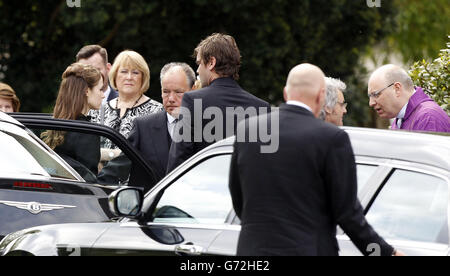 Emma Maguire (links) kommt zur Beerdigung ihrer Mutter Ann Maguire in der katholischen Kirche des Unbefleckten Herzens Mariens im Moortown-Viertel im Norden von Leeds an. Stockfoto