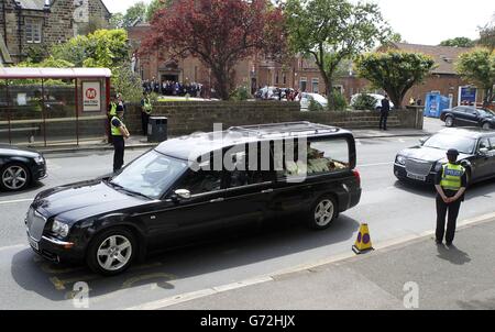 Ein Leichenwagen, der den Sarg von Ann Maguire trägt, verlässt nach ihrer Beerdigung die katholische Kirche des Unbefleckten Herzens Mariens im Moortown-Gebiet im Norden von Leeds. Stockfoto