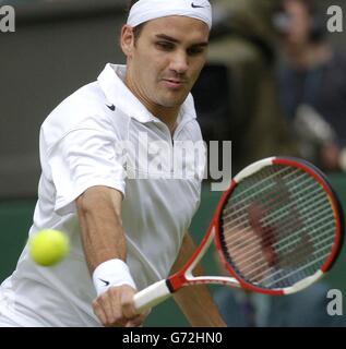 Titelverteidiger Roger Federer aus der Schweiz im Einsatz gegen Thomas Johansson aus Schweden bei den Lawn Tennis Championships in Wimbledon, London. KEIN HANDY. Stockfoto