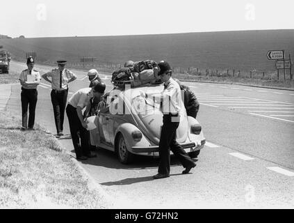 Die Polizei verteilt Flugblätter, um Reisende abzuhalten, die nach Stonehenge in Wiltshire reisen, um zu verhindern, dass sich Hippies zur Feier der diesjährigen Sommersonnenwende am Denkmal versammeln. Stockfoto