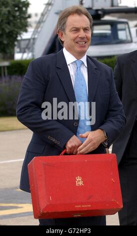 Der britische Premierminister Tony Blair besteigen sein Flugzeug am Flughafen Heathrow für den NATO-Gipfel in Istanbul, Türkei. Stockfoto