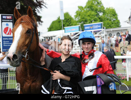 Pferderennen - Dante Festival 2014 - Tag Drei - Yorkshire Cup Day - York Racecourse. Gospel Choir und Ryan Moore nach dem Gewinn des Sky Bet Yorkshire Cup während des Dante Festival 2014 Festivals auf der Pferderennbahn von York. Stockfoto