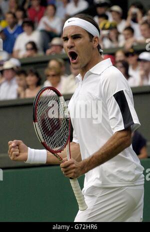 Titelverteidiger Roger Federer aus der Schweiz feiert seinen direkten Sieg über den Schweden Thomas Johansson bei den Lawn Tennis Championships in Wimbledon, London. Endergebnis 6:3/6:4/6:3. KEIN HANDY. Stockfoto