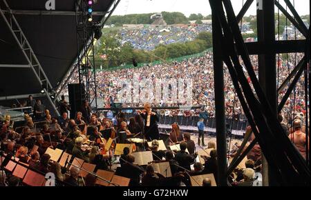 Die English National Opera (ENO) führt Wagners Walkarienritt auf der Pyramid Stage während des Glastonbury Festivals auf der Worthy Farm in Pilton, Somerset, auf. Stockfoto