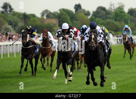 Adventure Seeker mit Jim Crowley (rechts) gewinnt die Racing at York yorkracecoursetips.co.uk Stakes während des Dante Festival 2014 Festivals auf der York Racecourse. Stockfoto