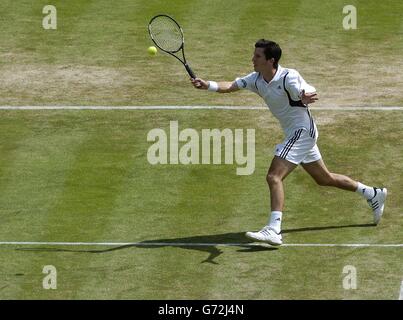 Der Großbritanniens Tim Henman spielt bei den Lawn Tennis Championships in Wimbledon, London, einen Vorhand-Schuss gegen den Marokkaner Hicham Arazi. KEIN HANDY. Stockfoto