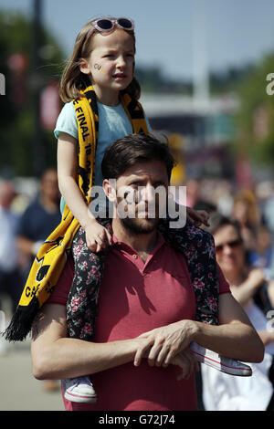 Fußball - Skrill Football Conference - Play-off-Finale - Cambridge United / Gateshead - Wembley. Cambridge United Fans Stockfoto