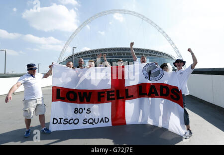 Fußball - Skrill Football Conference - Play-off-Finale - Cambridge United / Gateshead - Wembley. Gateshead-Fans Stockfoto