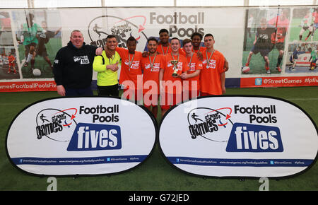 Street Kings aus Newport feiern ihren Sieg bei den Cardiff Street Games. Stockfoto