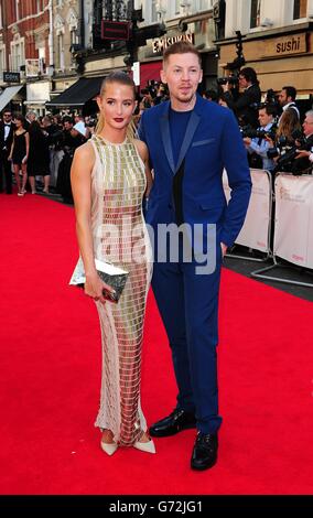 Professor Green und Millie Mackintosh kommen für die 2014 Arqiva British Academy Television Awards am Theatre Royal, Drury Lane, London. Stockfoto